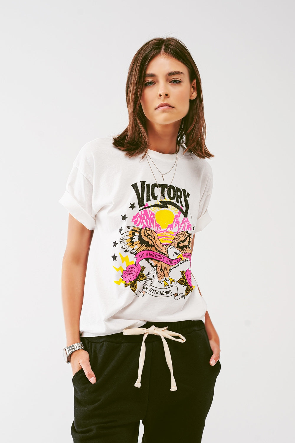 T-Shirt with Victory text in grayish White - Szua Store