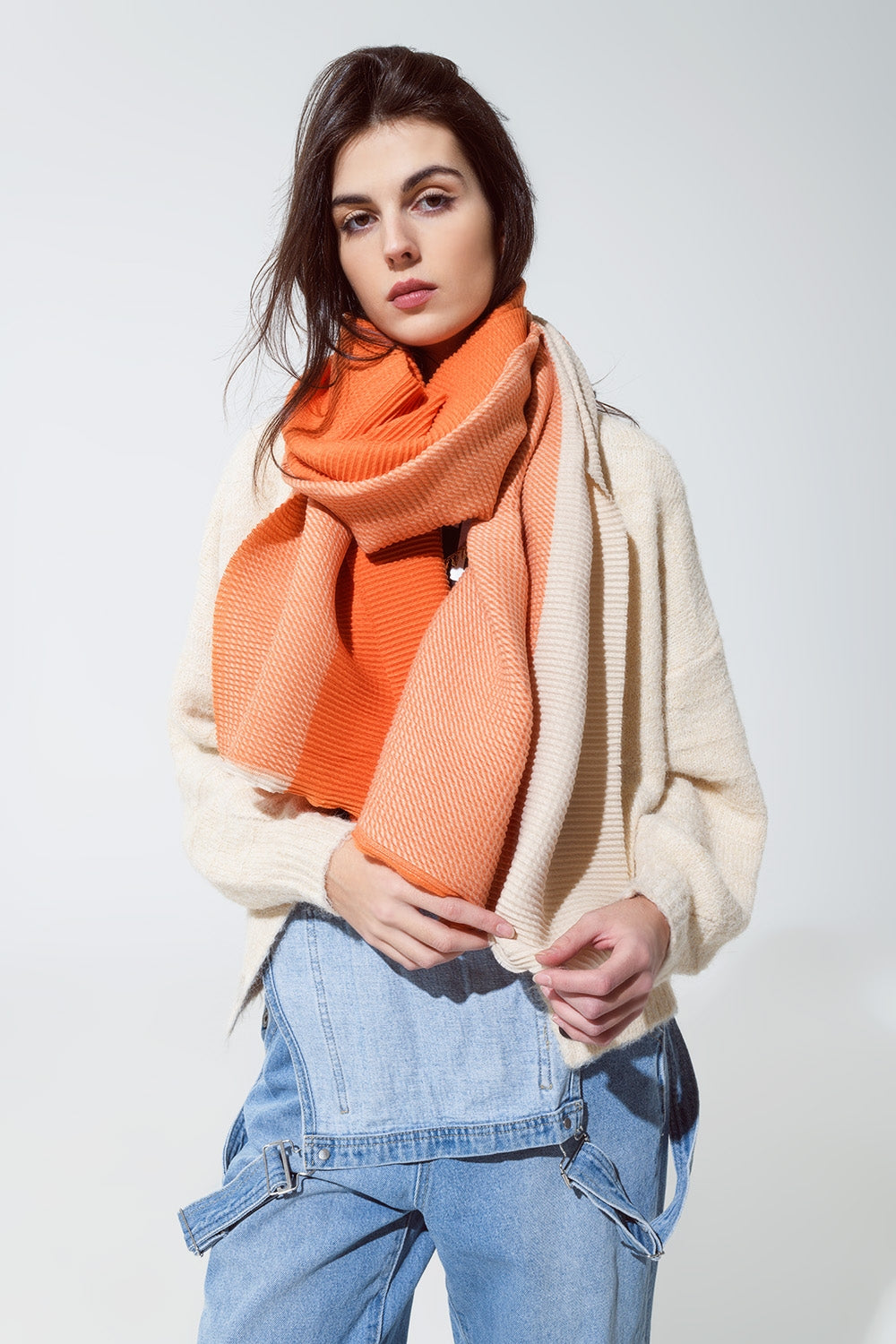 Q2 Thin scarf with mixed knits in shades of orange