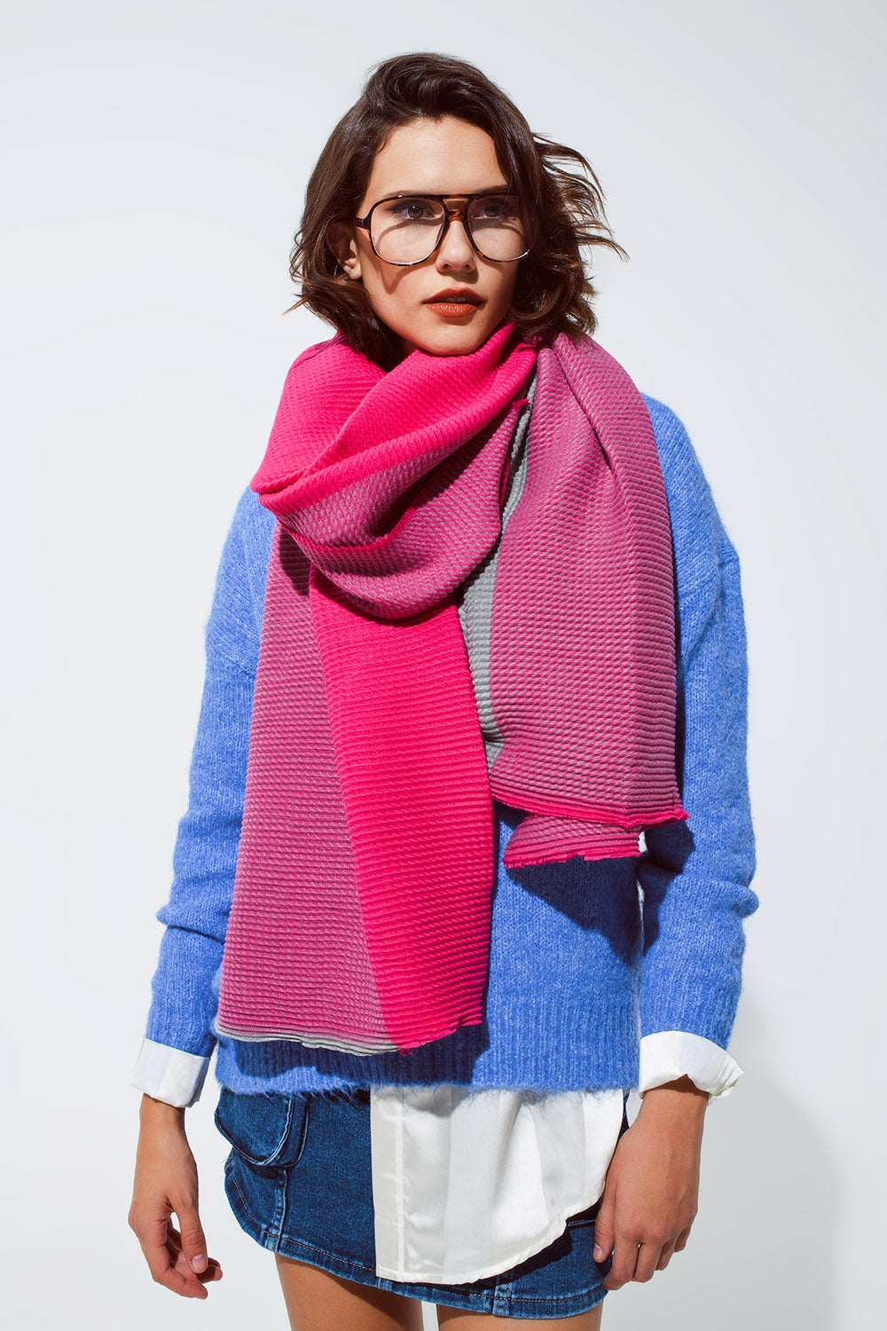 Q2 Thin scarf with mixed knits in shades of pink