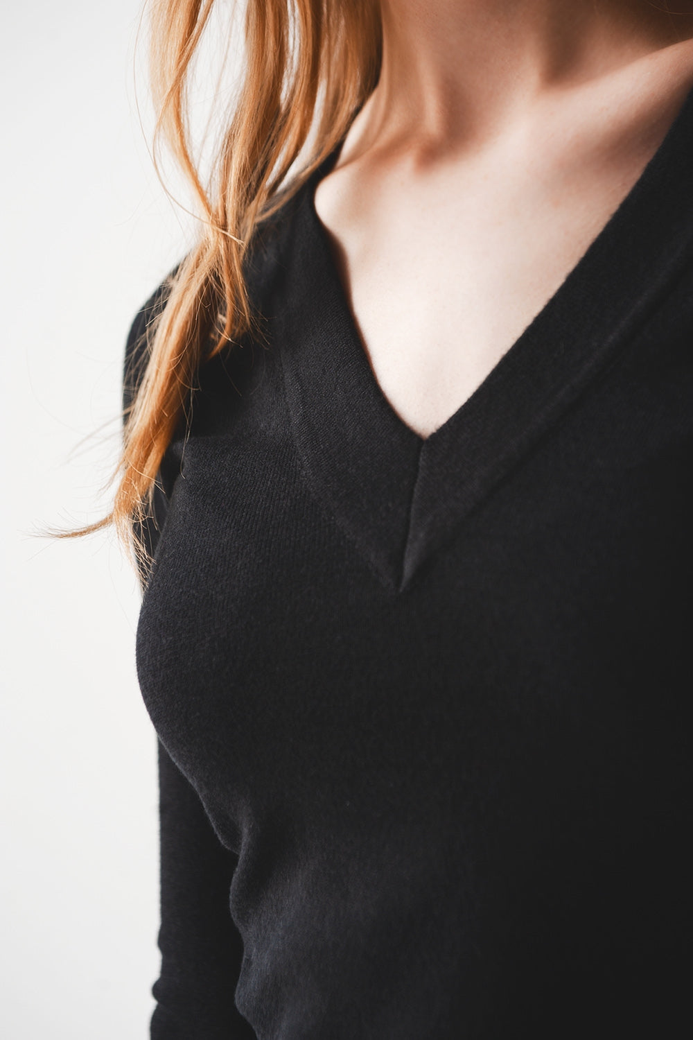 V neck fine knit jumper in black Szua Store