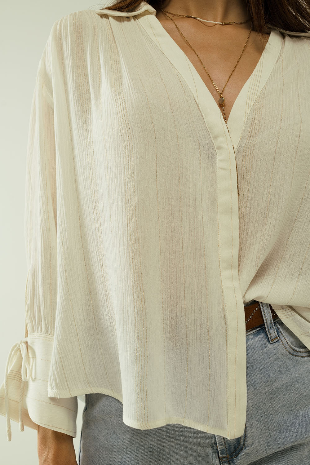 V-neck white light shirt with stripe details