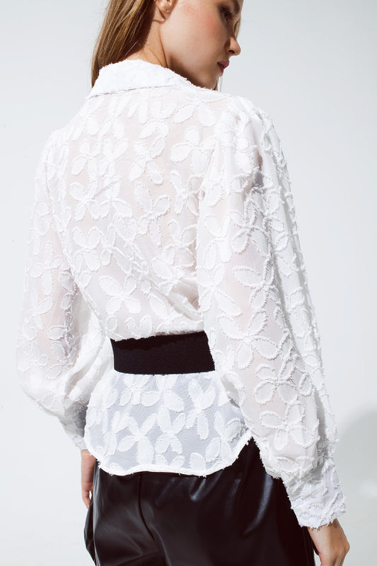 Blusa de gasa blanca con diseño de flores.