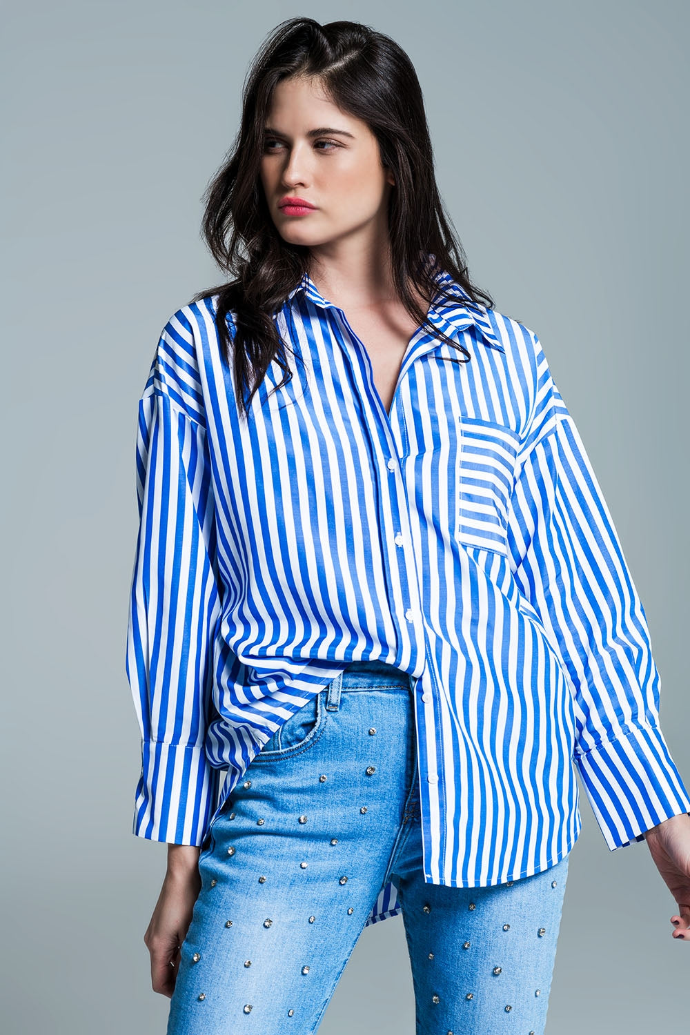 Q2 White oversized blouse with vertical stripes in blue and chest pocket