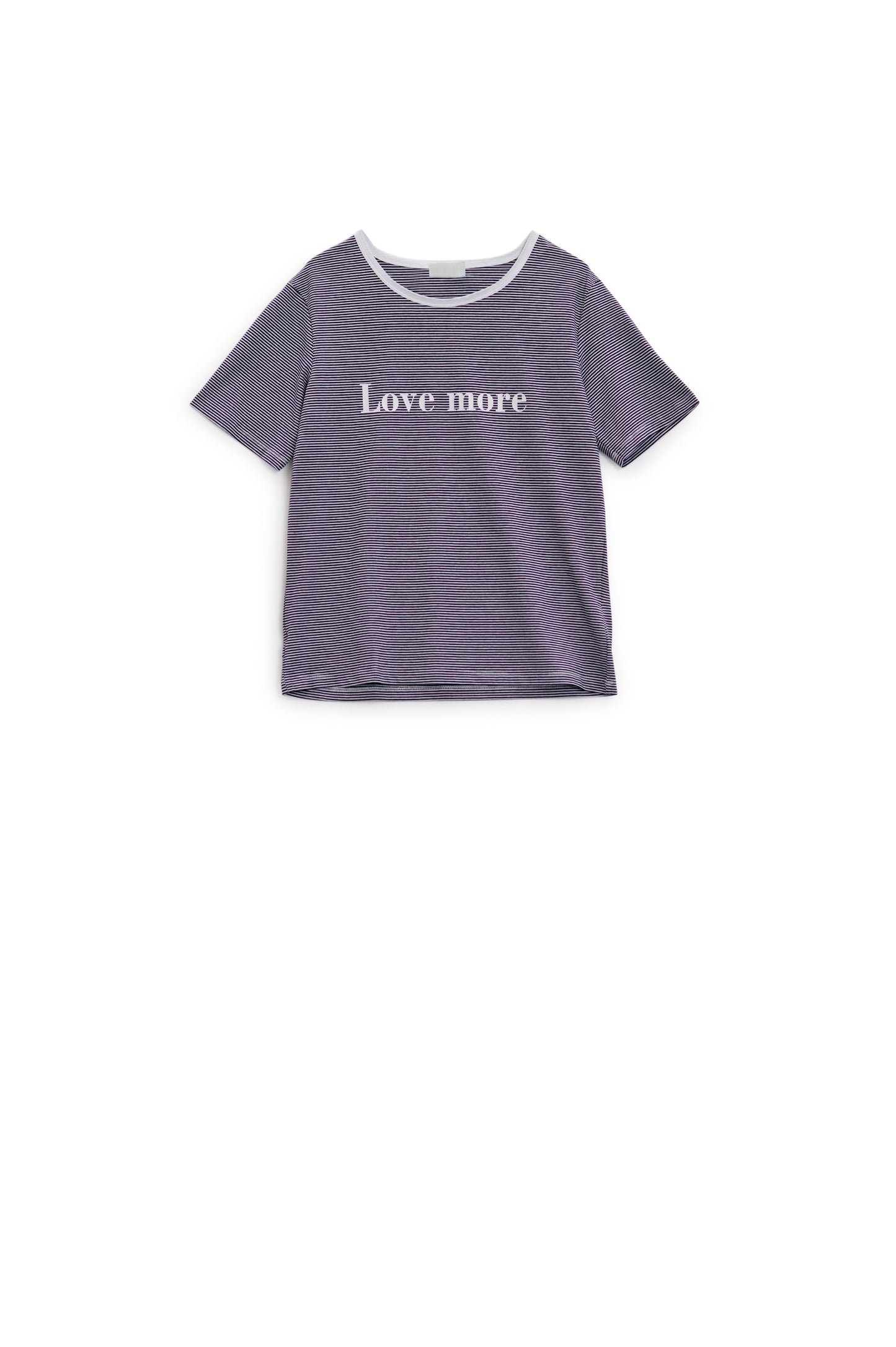 Camiseta blanca con rayas negras y texto Love More