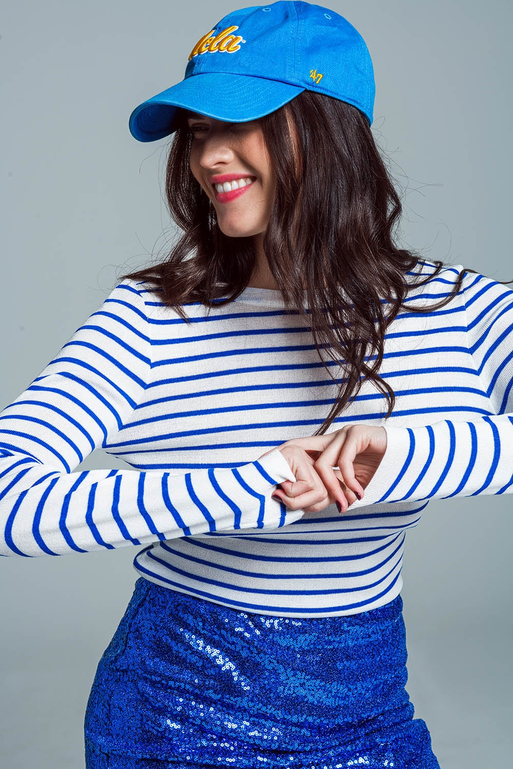 Q2 white thin sweater with blue stripes