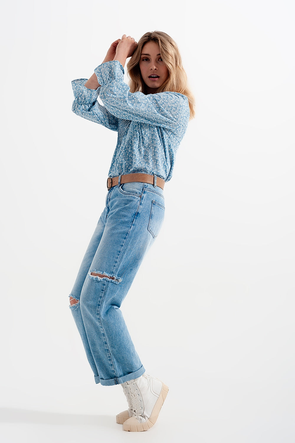 Wide leg jean with knee rips washed blue