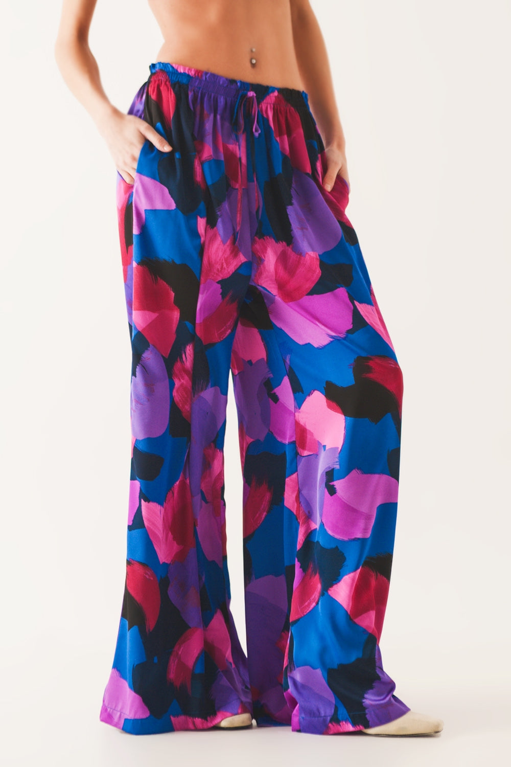 Pantalones de pernera ancha con estampado floral violeta